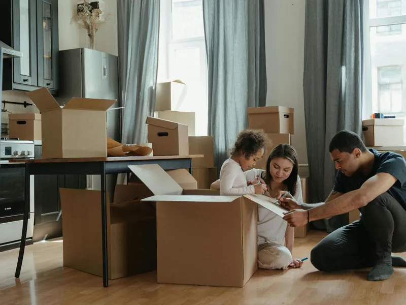 Família em mudança representando o Direito Imobiliário