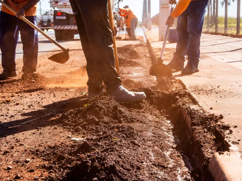 Trabalhadores em obra representando o Direito Trabalhista